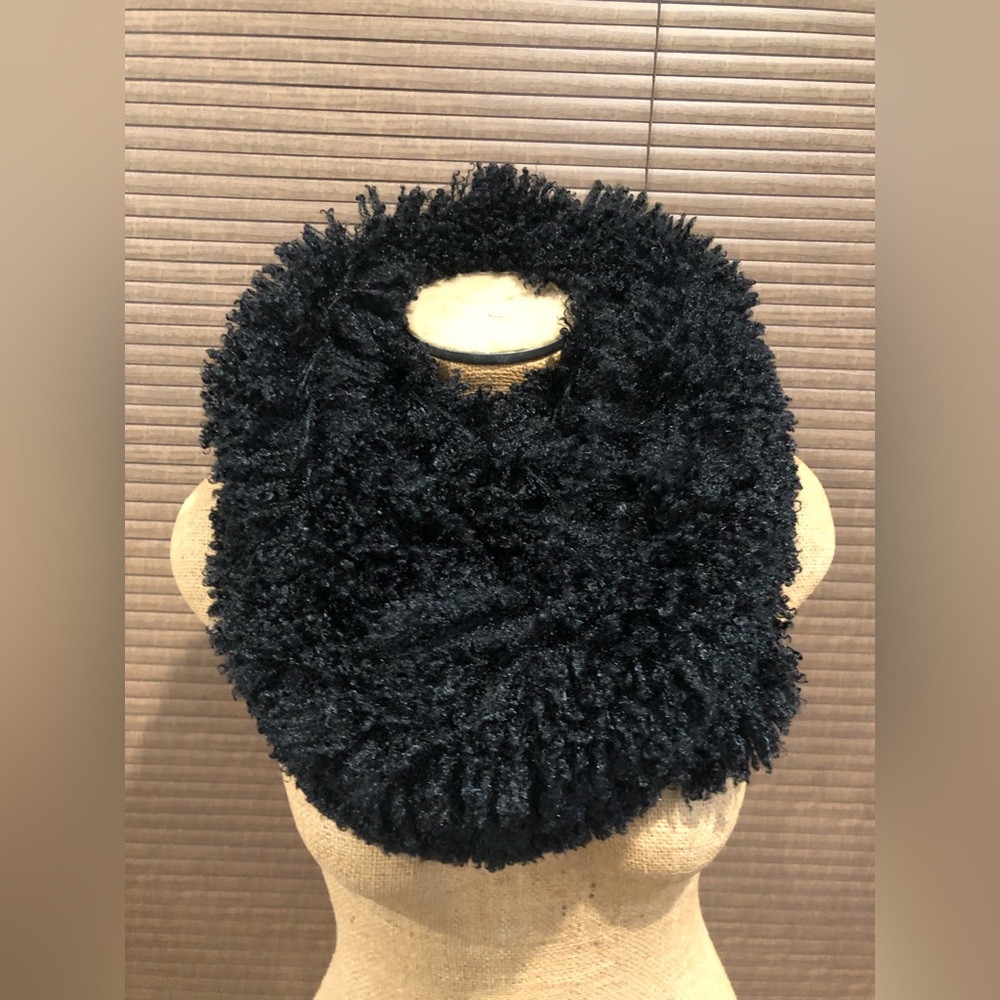 ✨Host Pick ✨ Black knitted plush infinity scarf